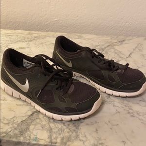 Black Nike tennis shoes